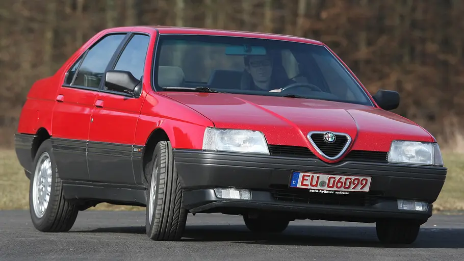 Alfa Romeo 164 V6 3.0 Alfa Romeo 164 V6 3.0 fahrend von schräg vorne fotografiert.