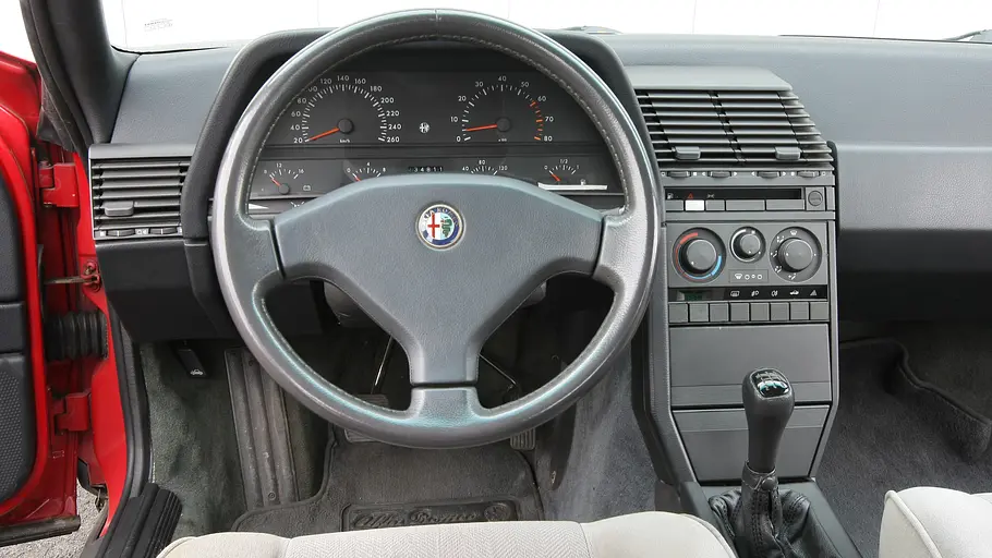 Alfa Romeo 164 V6 3.0 Das Cockpit des Alfa Romeo 164 V6 3.0.