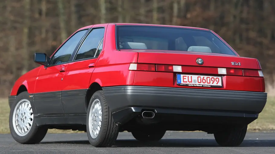 Alfa Romeo 164 V6 3.0 Alfa Romeo 164 V6 3.0 fahrend von schräg hinten fotografiert.