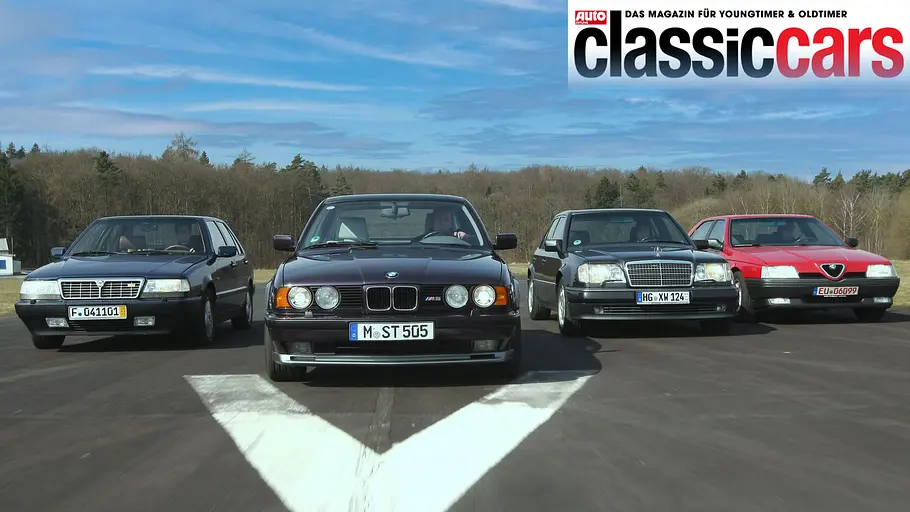 Alfa Romeo 164 V6 3.0/BMW M5/Lancia Thema 8.32/Mercedes 500 E Alfa Romeo 164 V6 3.0, BMW M5, Lancia Thema 8.32 und Mercedes 500 E fahrend von vorne fotografiert.