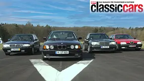 Alfa Romeo 164 V6 3.0, BMW M5, Lancia Thema 8.32 und Mercedes 500 E fahrend von vorne fotografiert.  - Foto: Jürgen Zerha