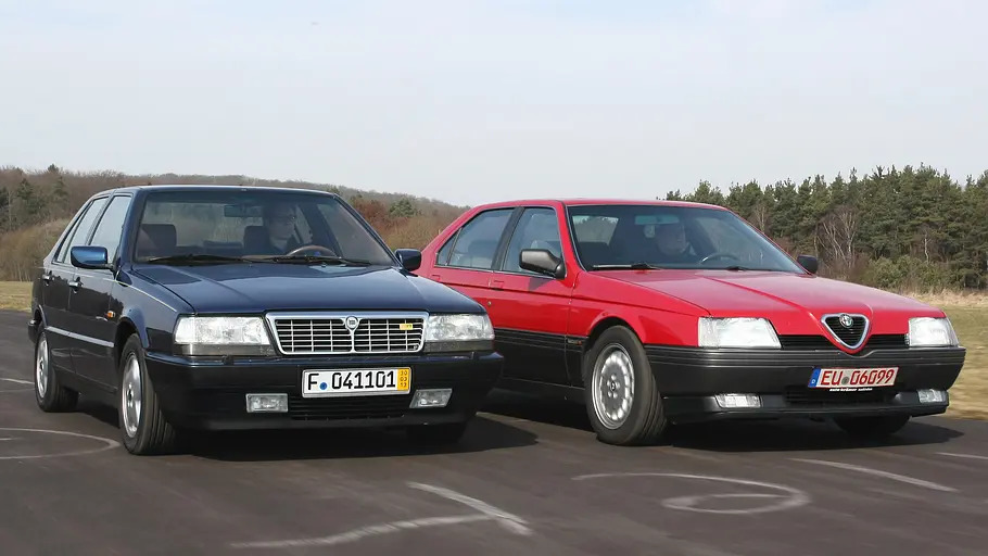 Alfa Romeo 164 V6 3.0/Lancia Thema 8.32 Alfa Romeo 164 V6 3.0/Lancia Thema 8.32 fahrend von schräg vorne fotografiert.