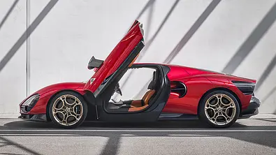 Alfa Romeo Stradale 33  mit geöffneten Türen, Ansicht von der Seite - Foto: Alfa Romeo