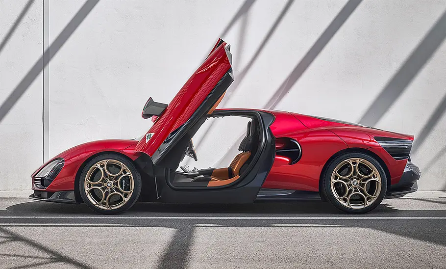Alfa Romeo Stradale 33 (2023) Der Alfa Romeo Stradale 33 (2023) stehend von der Seite fotografiert, mit geöffneten Scherentüren.