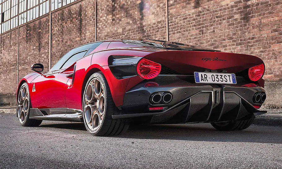 Alfa Romeo Stradale 33 (2023) Der Alfa Romeo Stradale 33 (2023) stehend von schräg hinten fotografiert.