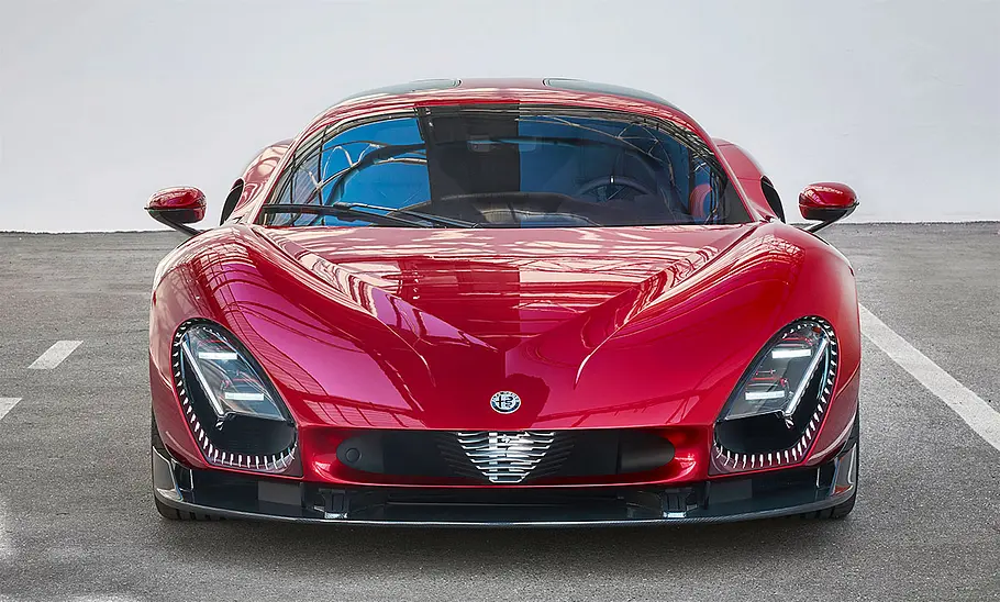 Alfa Romeo Stradale 33 (2023) Der Alfa Romeo Stradale 33 (2023) stehend von vorne fotografiert.