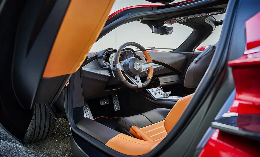Das Cockpit des Alfa Romeo Stradale 33 (2023) durch die geöffnete Scherentüre.