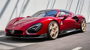 Der Alfa Romeo Stradale 33 (2023) fahrend von schräg vorne. - Foto: Alfa Romeo