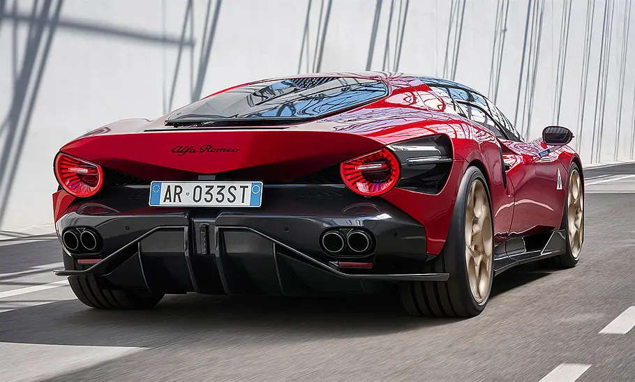 Alfa Romeo Stradale 33 (2023) Der Alfa Romeo Stradale 33 (2023) fahrend von schräg hinten.
