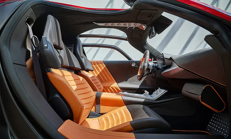 Alfa Romeo Stradale 33 (2023) Das Interieur des Alfa Romeo Stradale 33 (2023) mit Blick auf die Schalensitze.