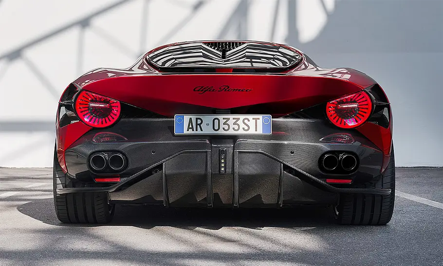 Alfa Romeo Stradale 33 (2023) Der Alfa Romeo Stradale 33 (2023) stehend von hinten.