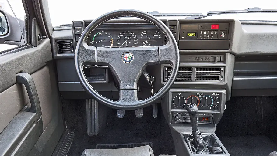 Das Cockpit des Alfa Romeo 75 3.0 QV. 
