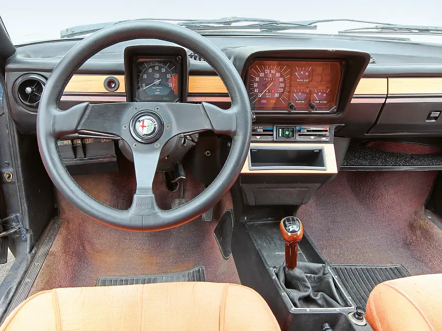 Alfa Romeo Alfetta GTV 2.0 L Fahrbericht Bilder technische Daten Cockpit