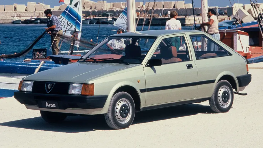 Der Alfa Romeo Arna steht an einem Hafen, von vorne links fotografiert.
