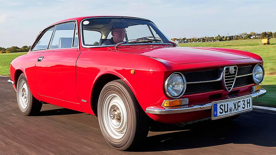 Die Alfa Romeo Giulia GT fahrend von vorne.