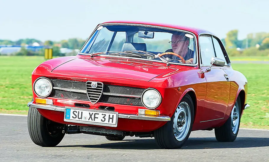 Alfa Romeo 1600 GT Junior Kurvenfahrt