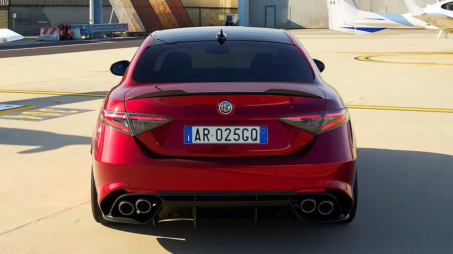 Blick von hinten auf den Alfa Romeo Giulia Quadrifoglio.