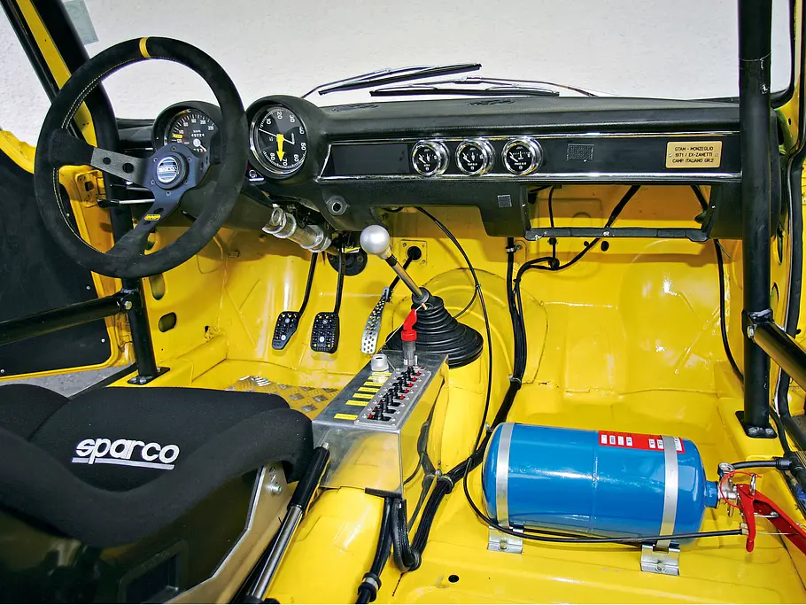 Alfa Romeo Giulia Sprint GTA GTAM Classic Cars Bilder technische Daten Cockpit