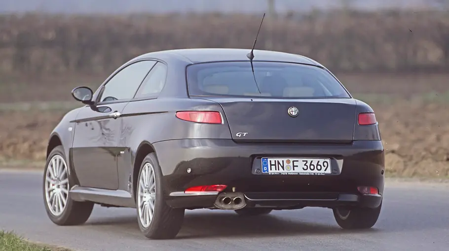 Alfa Romeo GT 3.2 V6 24V fahrend von schräg hinten fotografiert. 