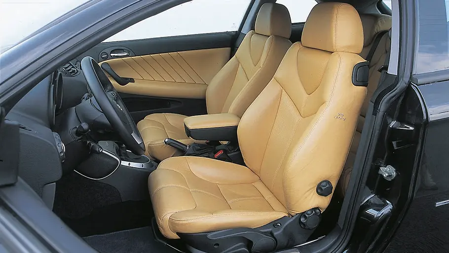 Der Innenraum des Alfa Romeo GT 3.2 V6 24V. 