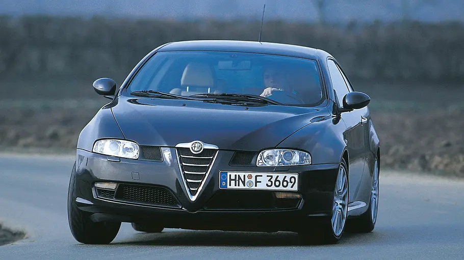Alfa Romeo GT 3.2 V6 24V fahrend von schräg vorne fotografiert. 