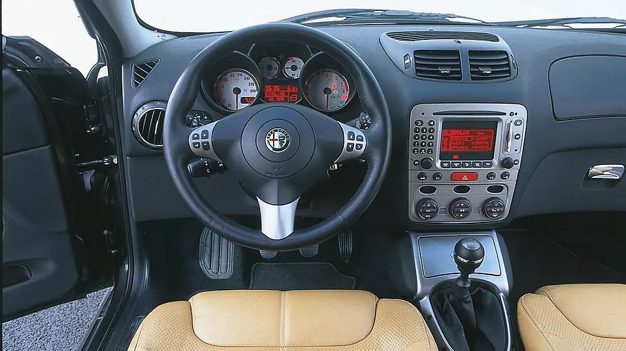 Das Cockpit des Alfa Romeo GT 3.2 V6 24V. 