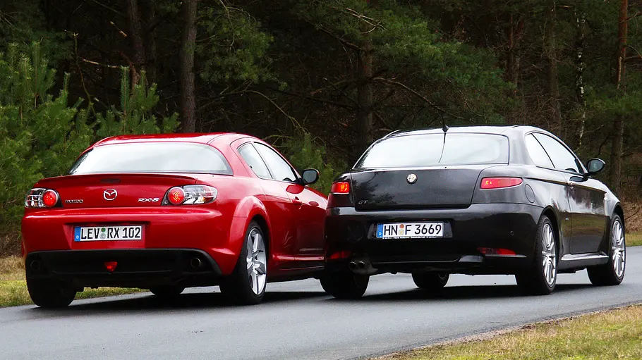 Alfa Romeo GT 3.2 V6 24V /Mazda RX-8 statisch von schräg hinten fotografiert. 