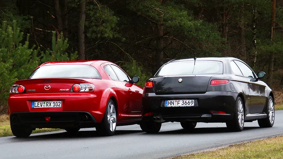 Alfa Romeo GT 3.2 V6 24V /Mazda RX-8 statisch von schräg hinten fotografiert. 