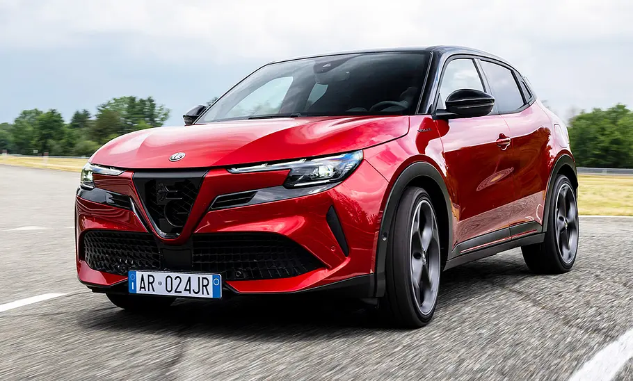 Alfa Romeo Junior Elettrica 280 Veloce (2024) parkend, Ansicht von vorne links.