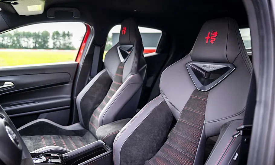 Die Vordersitze des Alfa Romeo Junior Elettrica 280 Veloce (2024).