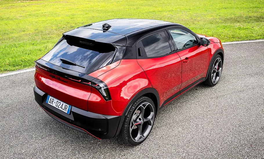 Alfa Romeo Junior Elettrica 280 Veloce (2024) parkend, Ansicht von hinten rechts.
