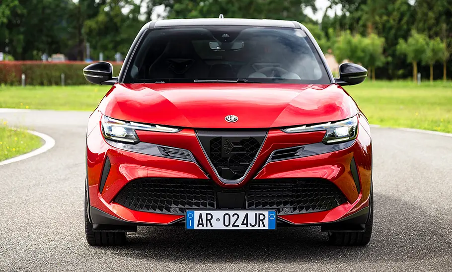 Alfa Romeo Junior Elettrica 280 Veloce (2024) parkend, Ansicht von vorne.