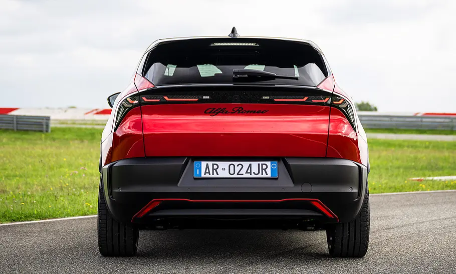Alfa Romeo Junior Elettrica 280 Veloce (2024) parkend, Ansicht von hinten.