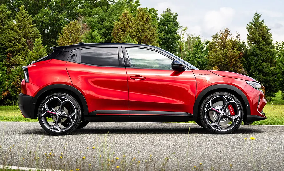 Alfa Romeo Junior Elettrica 280 Veloce (2024) parkend, Ansicht von der rechten Seite.