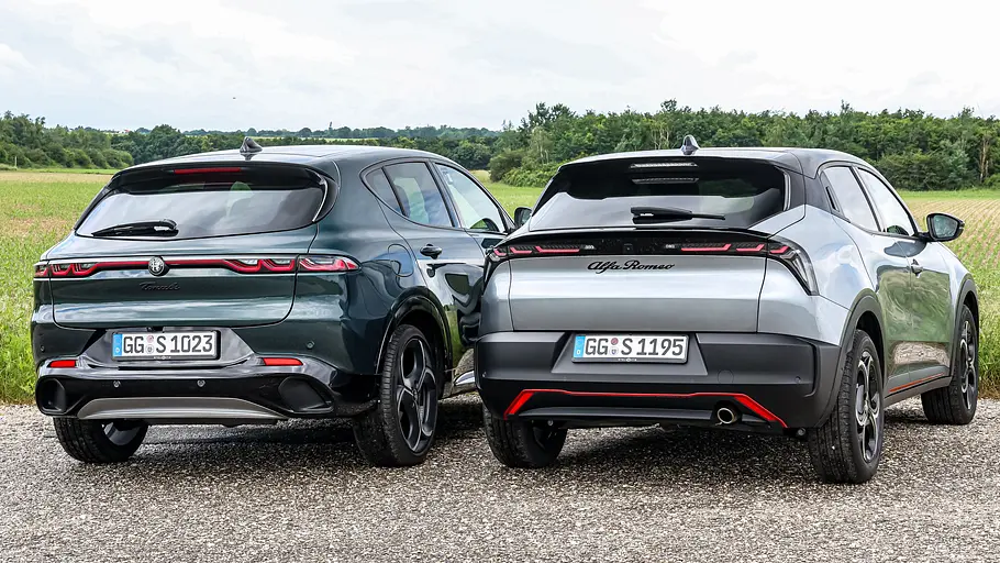 Alfa Romeo Tonale/Junior Alfa Romeo Tonale und Junior stehend von hinten