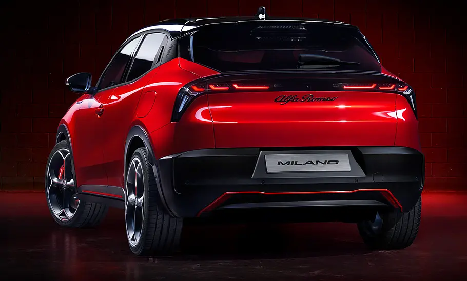 Alfa Romeo Junior Elettrica (2024) Alfa Romeo Junior Elettrica (2024) statisch von schräg hinten fotografiert.