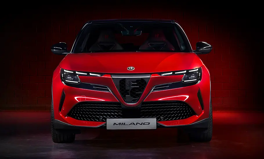 Alfa Romeo Junior Elettrica (2024) Alfa Romeo Junior Elettrica (2024) statisch von vorne fotografiert.