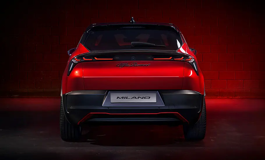 Alfa Romeo Junior Elettrica (2024) Alfa Romeo Junior Elettrica (2024) statisch von hinten fotografiert.