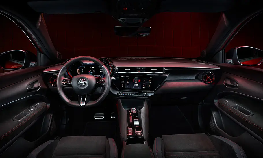 Das Cockpit des Alfa Romeo Junior Elettrica (2024).