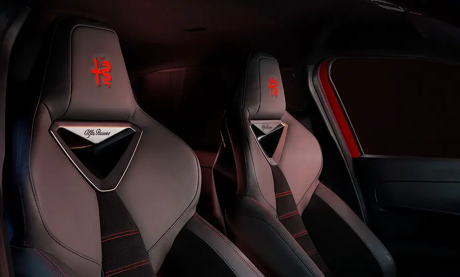 Alfa Romeo Junior Elettrica (2024) Die sportlichen Vordersitze des Alfa Romeo Junior Elettrica (2024).