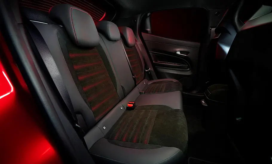 Alfa Romeo Junior Elettrica (2024) Die Rückbank des Alfa Romeo Junior Elettrica (2024).