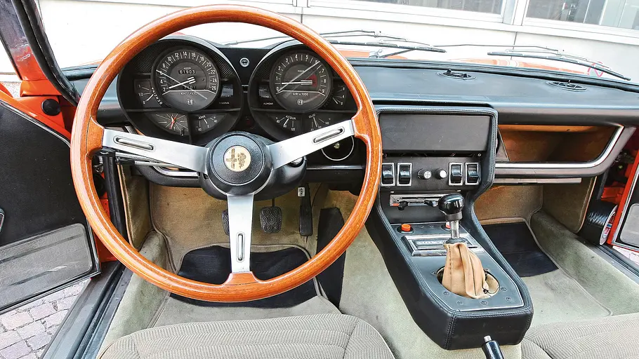 Traumwagen: Alfa Romeo Montreal Das Cockpit des Alfa Romeo Montreal
