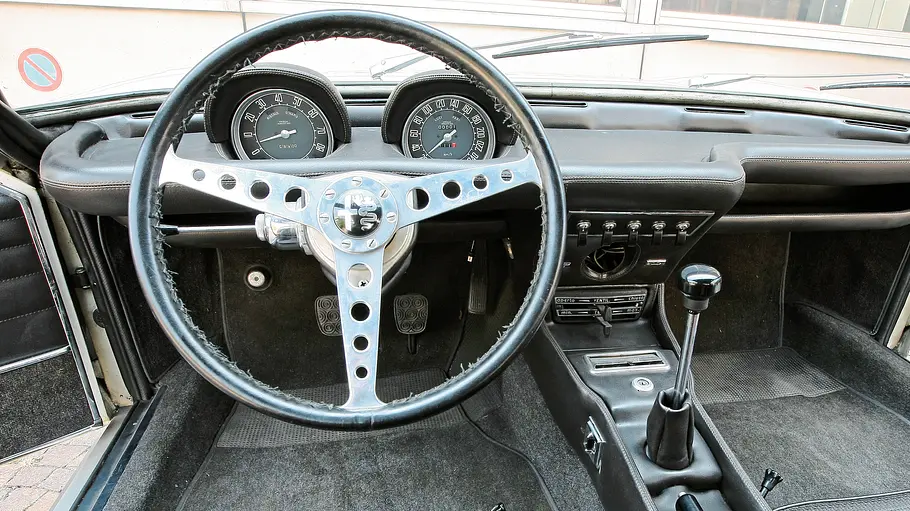 Traumwagen: Alfa Romeo Montreal Das Cockpit des Alfa Romeo Montreal.