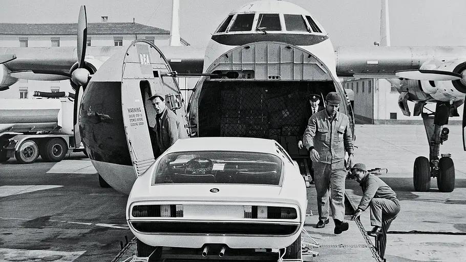 Traumwagen: Alfa Romeo Montreal Alfa Romeo Montreal Studie wird in ein Flugzeug verladen.
