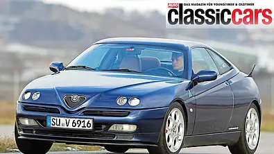 Der Alfa Romeo Gtv Typ 916 fahrend von schräg vorne fotografiert. - Foto: Jürgen Zerha