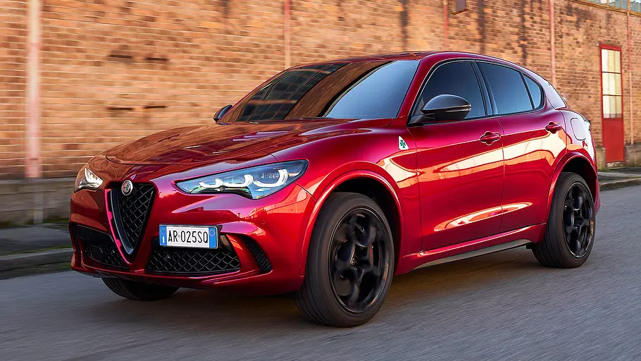 Blick von schräg vorne auf den fahrenden Alfa Romeo Stelvio Quadrifoglio.