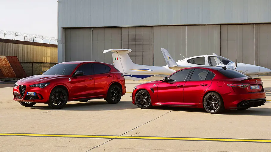 Blick von der Seite auf die Sportwagen Alfa Romeo Stelvio Quadrifoglio und Alfa Romeo Giulia Quadrifoglio.