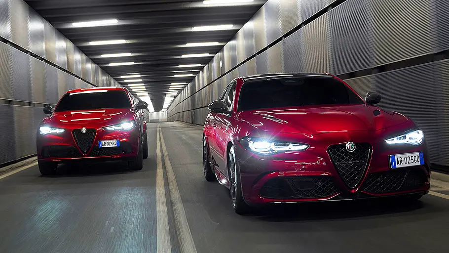 Blick von vorne auf die fahrenden Sportwagen Alfa Romeo Stelvio Quadrifoglio und Alfa Romeo Giulia Quadrifoglio.