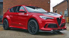 Der Alfa Romeo Stelvio Quadrifoglio von Deranged stehend von schräg vorne. - Foto: Deranged Der Alfa Romeo Stelvio Quadrifoglio von Deranged stehend von schräg vorne. - Foto: Deranged
