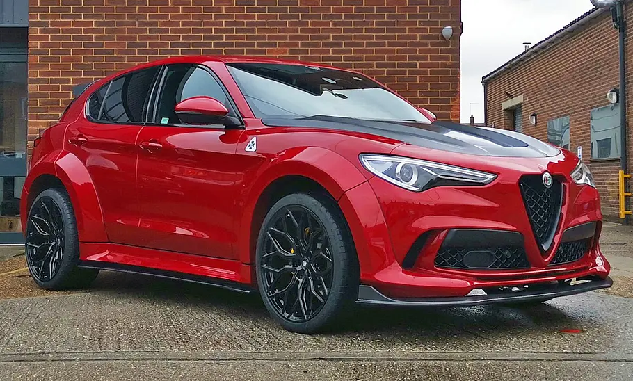 Alfa Romeo Stelvio Quadrifoglio von Deranged Der Alfa Romeo Stelvio Quadrifoglio von Deranged stehend von schräg vorne.